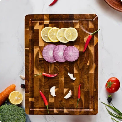 planche à découper en bois avec des rondelles de citrons et oignons dessus