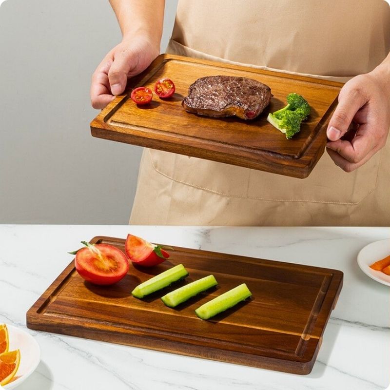 Planche à découper en bois utilisée pour présenter des aliments