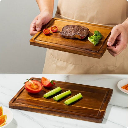 Planche à découper en bois utilisée pour présenter des aliments