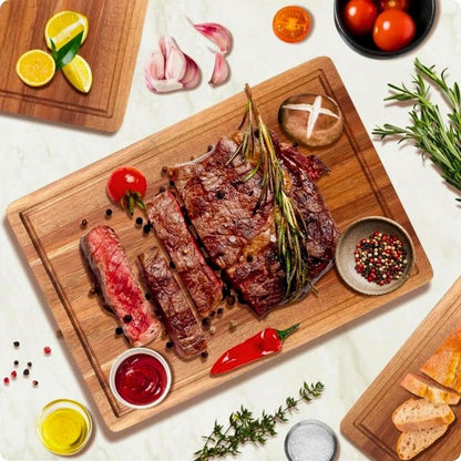 Planche à découper en bois avec un beau morceau de viande posé dessus