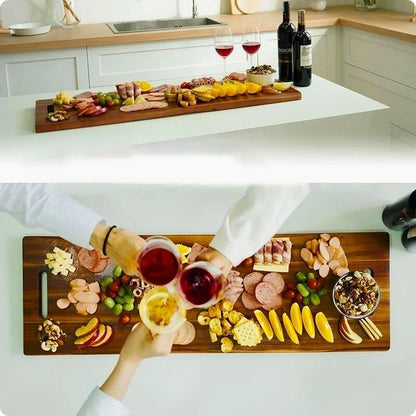 Planche à découper en bois XL acacia signature utilisée pour des moments de convivialité.