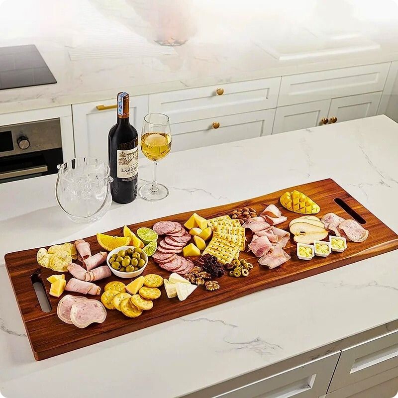Planche à découper en bois XL acacia signature posé sur table avec aliments dessus