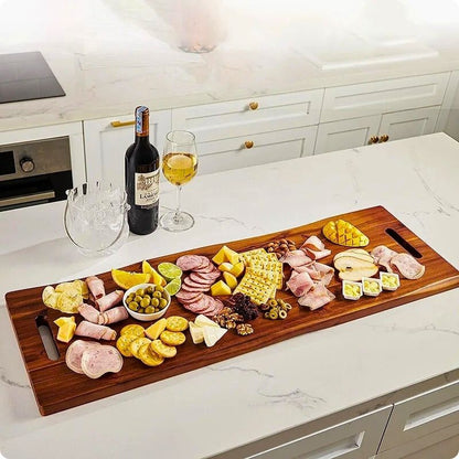 Planche à découper en bois XL acacia signature posé sur table avec aliments dessus