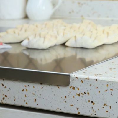 planche à découper en inox avec angle sur plan de travail