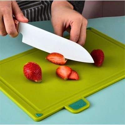 Personne coupant fraise sur planche à découper