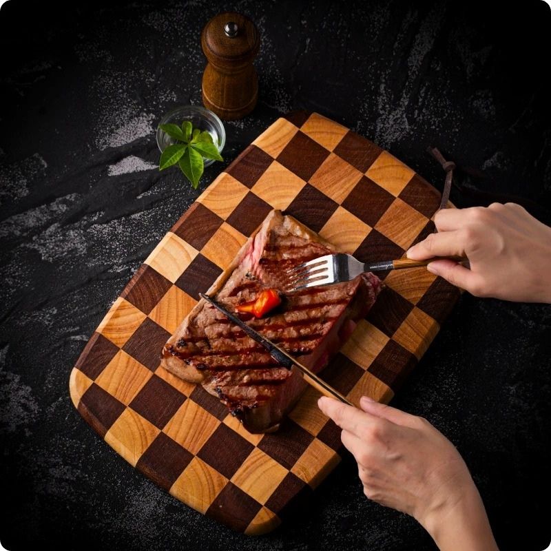 planche à découper hevea orig'ine utilisée pour couper de la viande