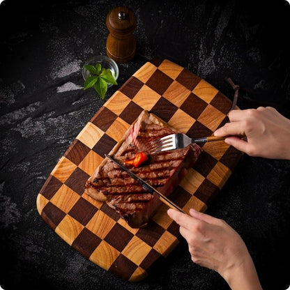 planche à découper hevea orig'ine utilisée pour couper de la viande