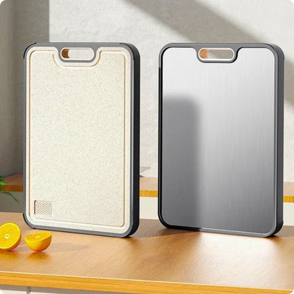 Planche à découper hygiénique présentée debout sur une table