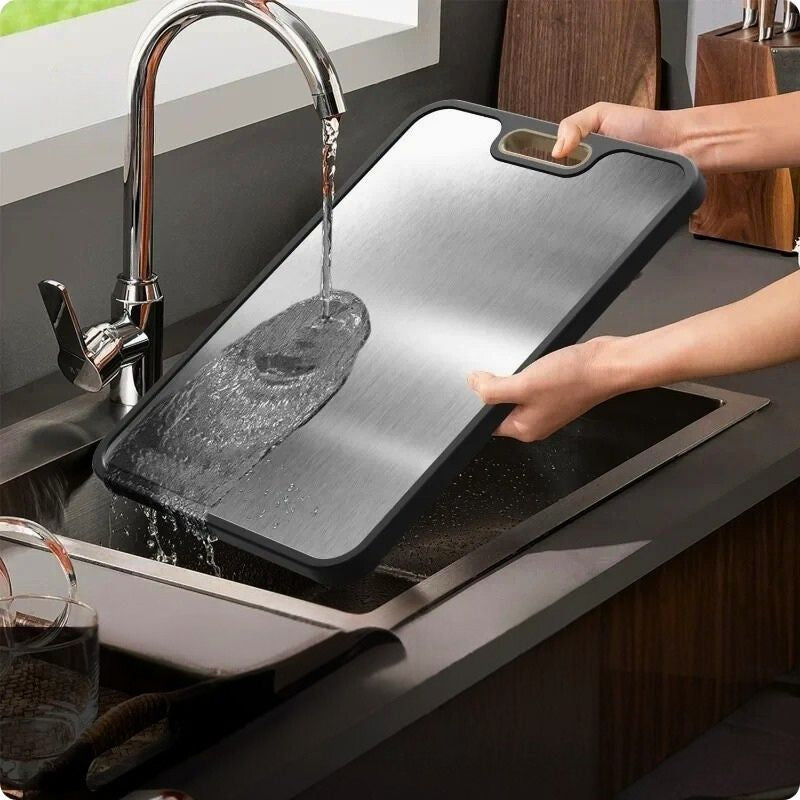 Planche à découper hygiénique passée sous un robinet d'eau