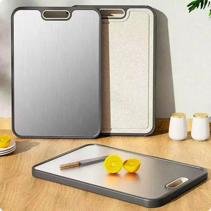 Planche à découper hygiénique posée contre une mur