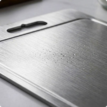 Planche à découper inox'ine avec fine peliculle d'eau dessus