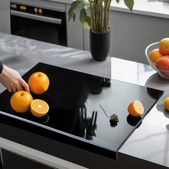 Planche à découper plastique avec des fruits posés dessus.