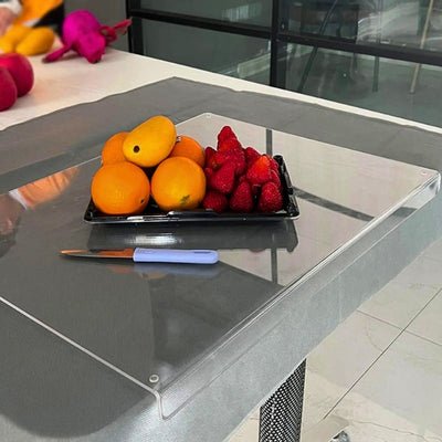 Planche à découper plastique crystal'ine avec assiette de fruits dessus