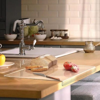 Planche à découper plastique crystal'inesut une table avec du pain dessus