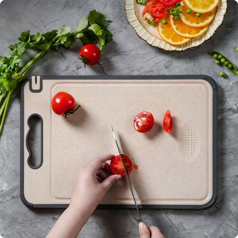 Planche a decouper saine utilisée pour couper tomate