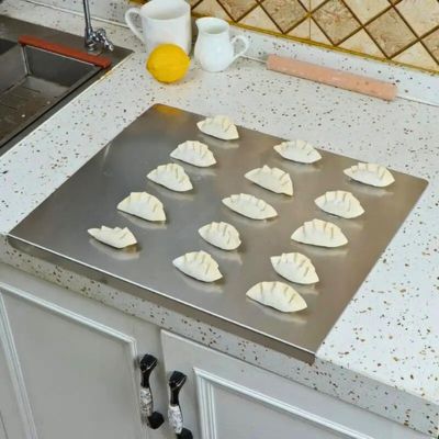 planche a decouper sur plan de travail avec croissant dessus