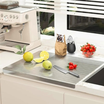 Planche a decouper posée sur plan de travail avec couteau et fruits dessus.