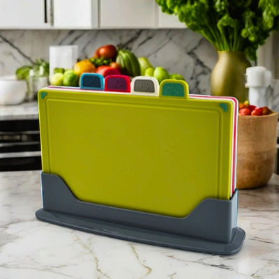 planches à découper plastique rangées dans un support de rangement posé sur une table