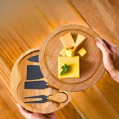 plateau à fromage maitrefromag'ine dans main personne