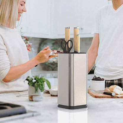 Porte couteaux posé en présentation sur une table en cuisine