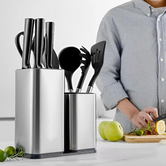 Porte couteaux posé sur une table en cuisine