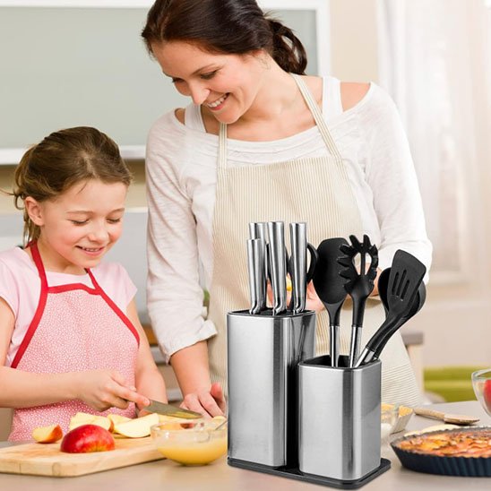 Porte couteaux utilisé par une maman avec sa fille en cuisine