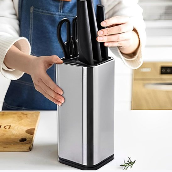 Porte couteaux utilisé par une personne en cuisine