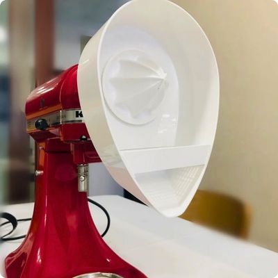 Presse agrume électrique posé sur table