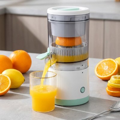 Presse agrume électrique présenté sur une table en cuisine