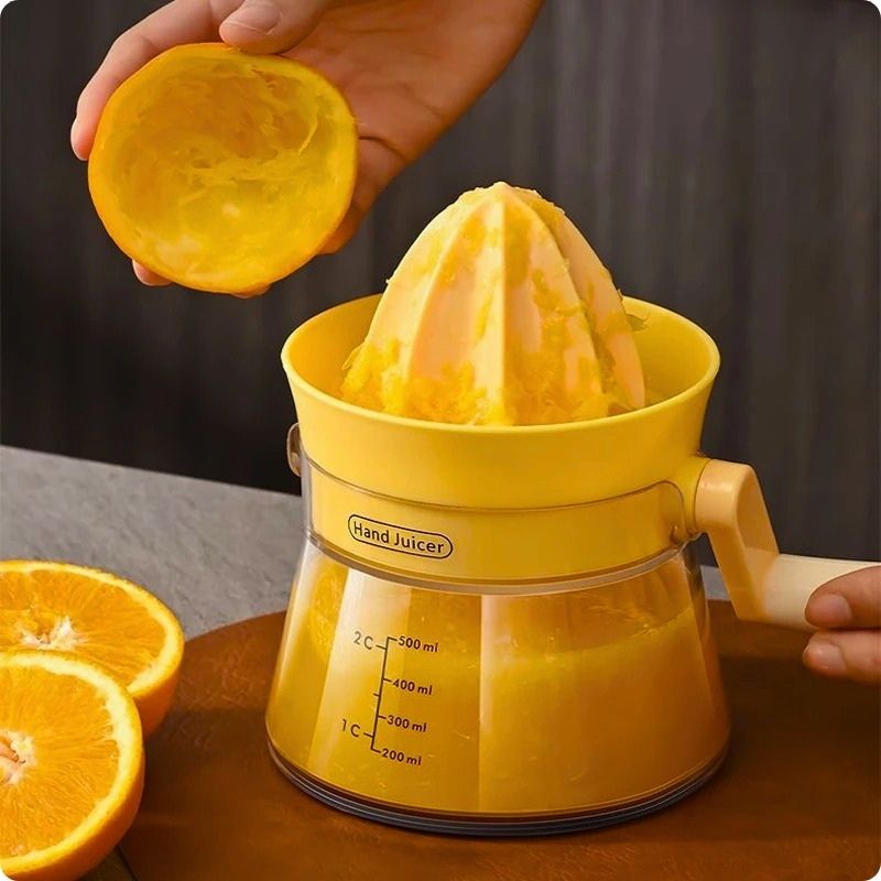 Presse agrume manuel manivel'ine avec jus d'orange dans réservoir