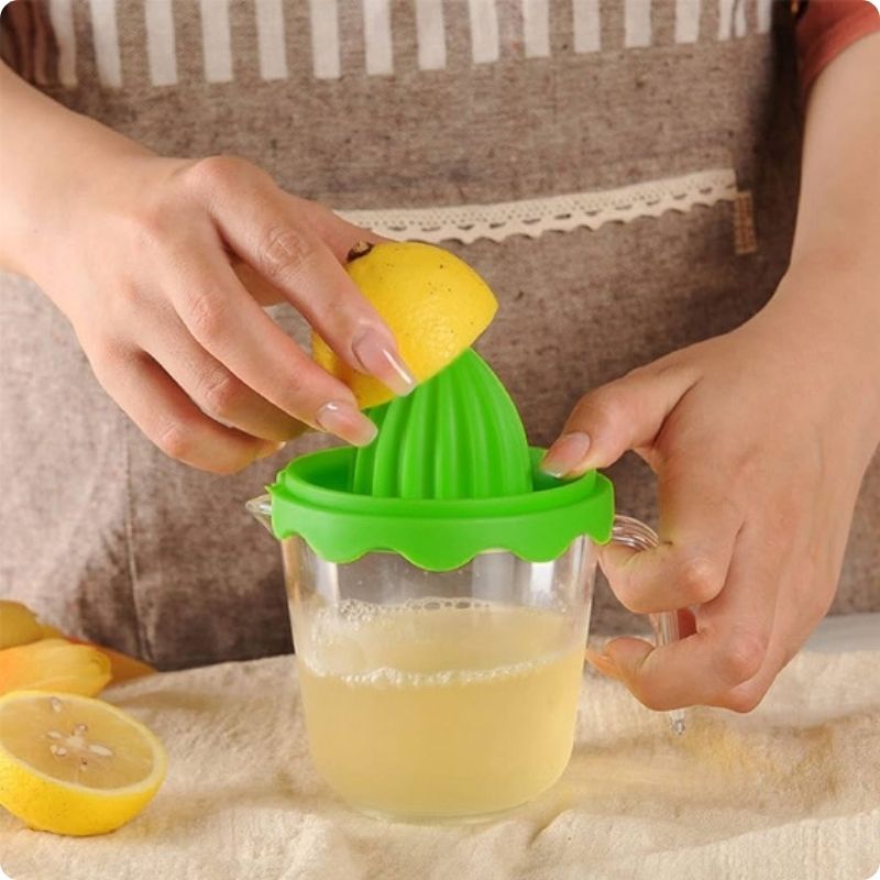 Personne pressant un citron avec un presse agrume manuel.