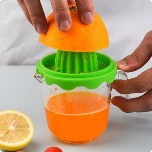 Personne pressant orange avec presse agrume manuel.
