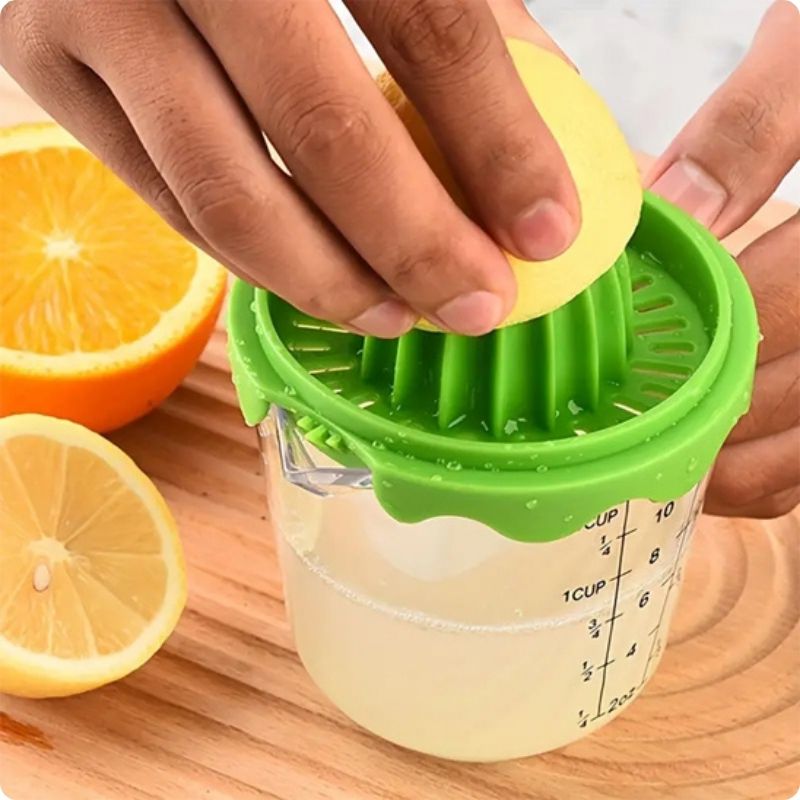 Citron pressé à l'aide d'un presse agrume manuel.