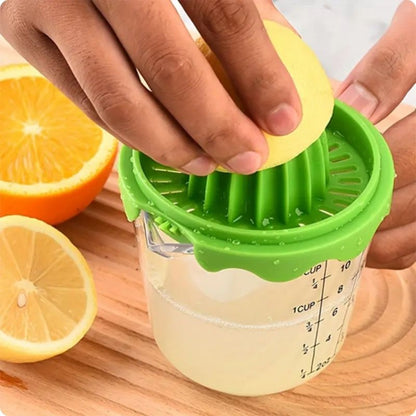 Citron pressé à l'aide d'un presse agrume manuel.