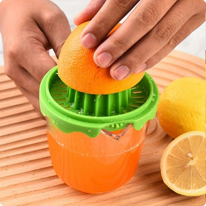 Personne pressant une demi orange avec presse agrume manuel.