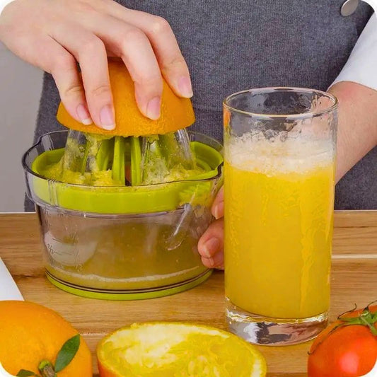 presse agrumes sans pulpe utilisé pour presser une orange avec un verre à côté