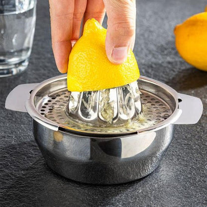 Presse agrumes utilisé pour presser un citron