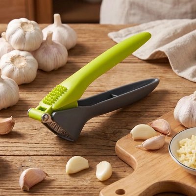 Presse ail posé sur une table de cuisine