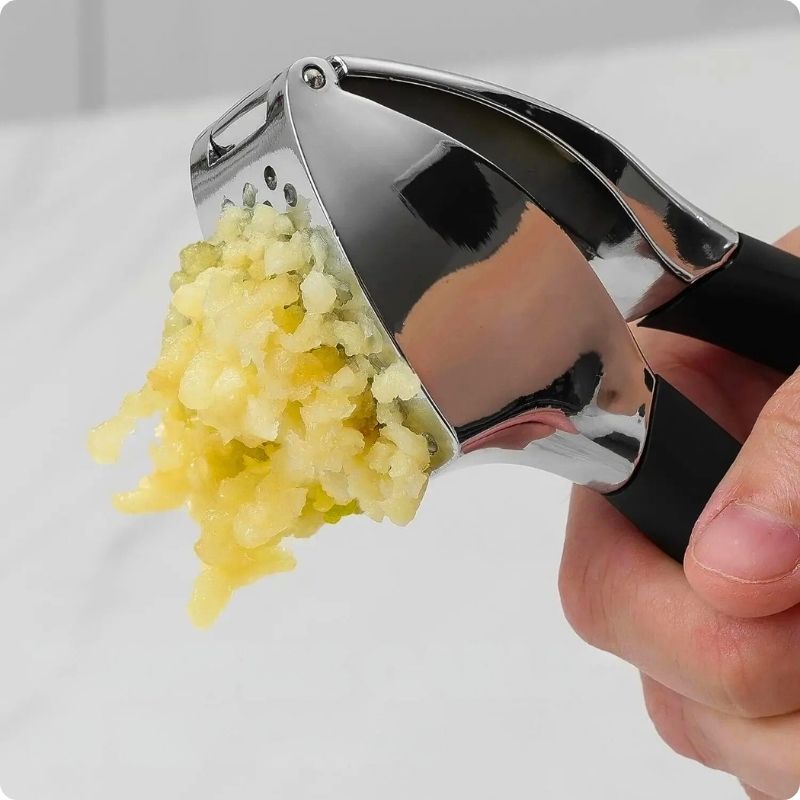 Purée d'ail sortant d'un presse ail