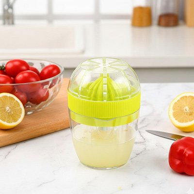 Presse citron manuel posé sur une table en cuisine avec du jus dedans