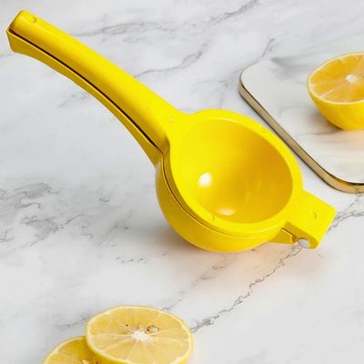 Presse citron manuel jaune posé sur table