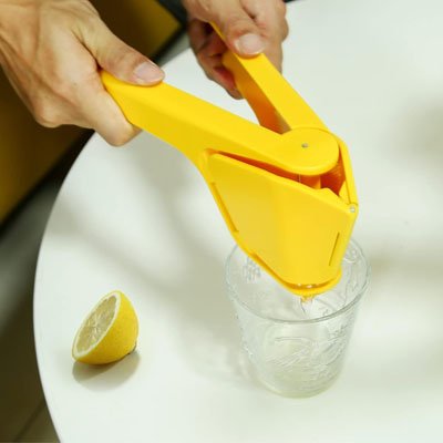 Presse citron manuel utilisé en cuisine pour presser un citron