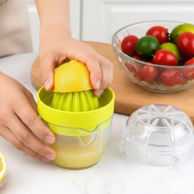 Presse citron manuel utilisé par une femme qui presse un citron
