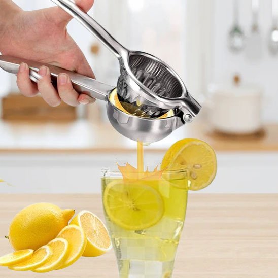Presse citron manuel utilisé par une personne qui fait couler le jus de citron dans un verre