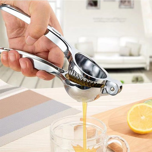 Presse citron manuel utilisé par une personne pour presser un citron