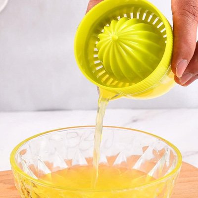 Presse citron manuel utilisé pour récupérer le jus de citron dans un plat