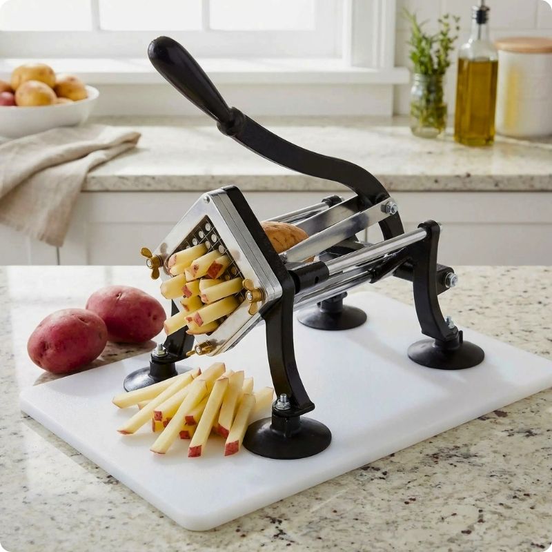 presse frite chef pro avec pomme de tere en train d'être coupée