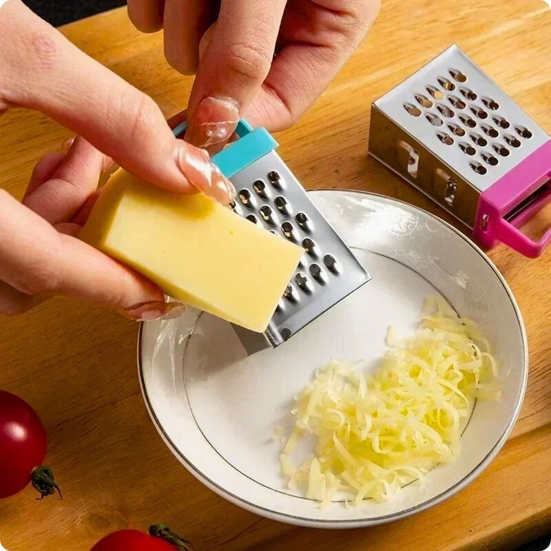 Personne utilisant une râpe à carotte pour râper du fromage
