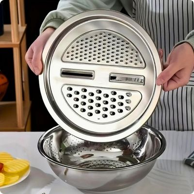 Personne tenant le couvercle d'une rpe à carottes