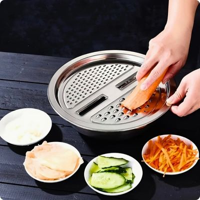 Personne utilisant une râpe à carottes pour râper une carotte.